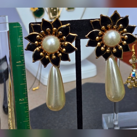 Vintage Black Gold Metal Floral Drop Fuax Pearl Clip On Earrings - Picture 3 of 15